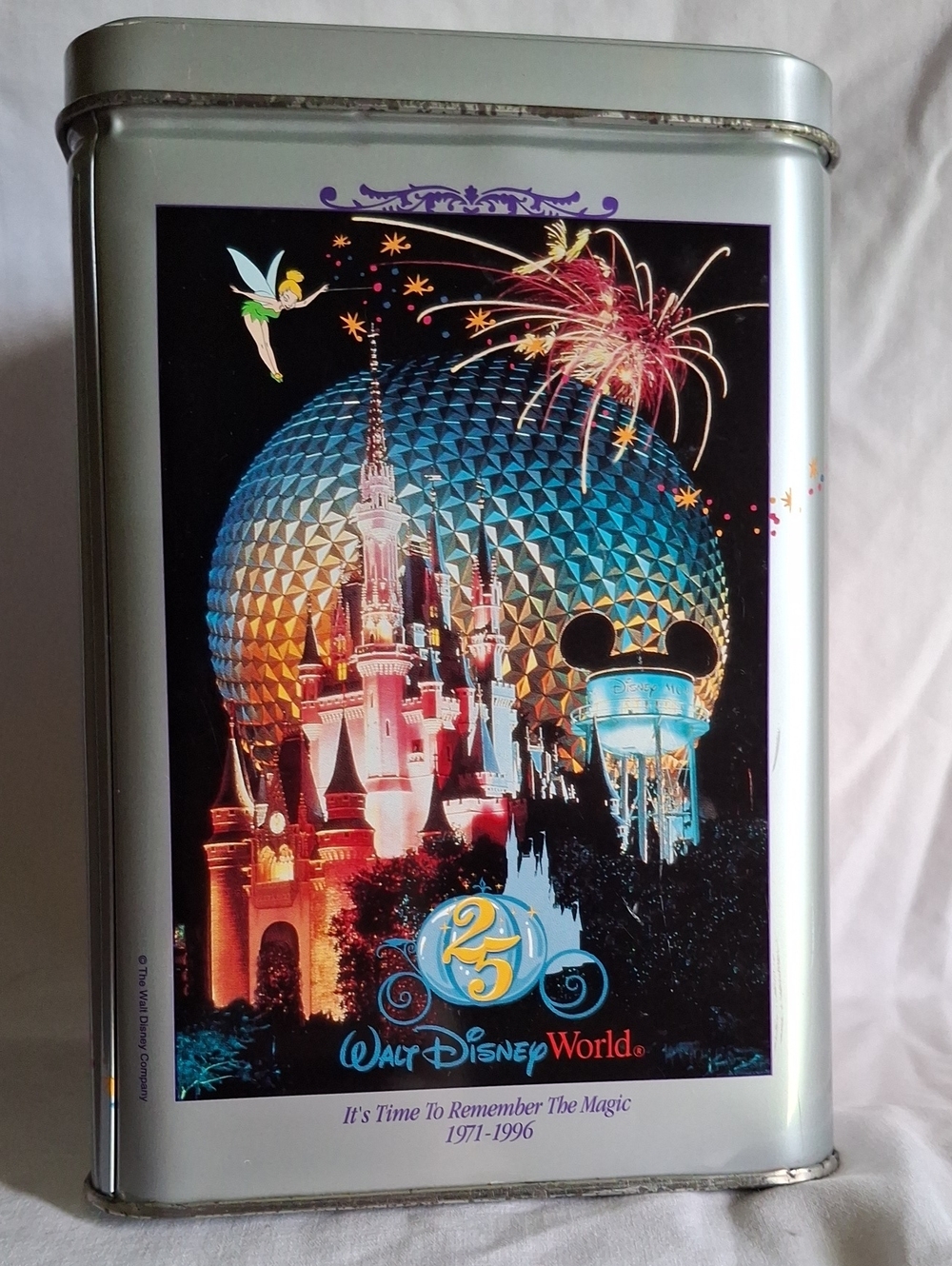 1996 Nestlé Toll House commemorative cookie tin